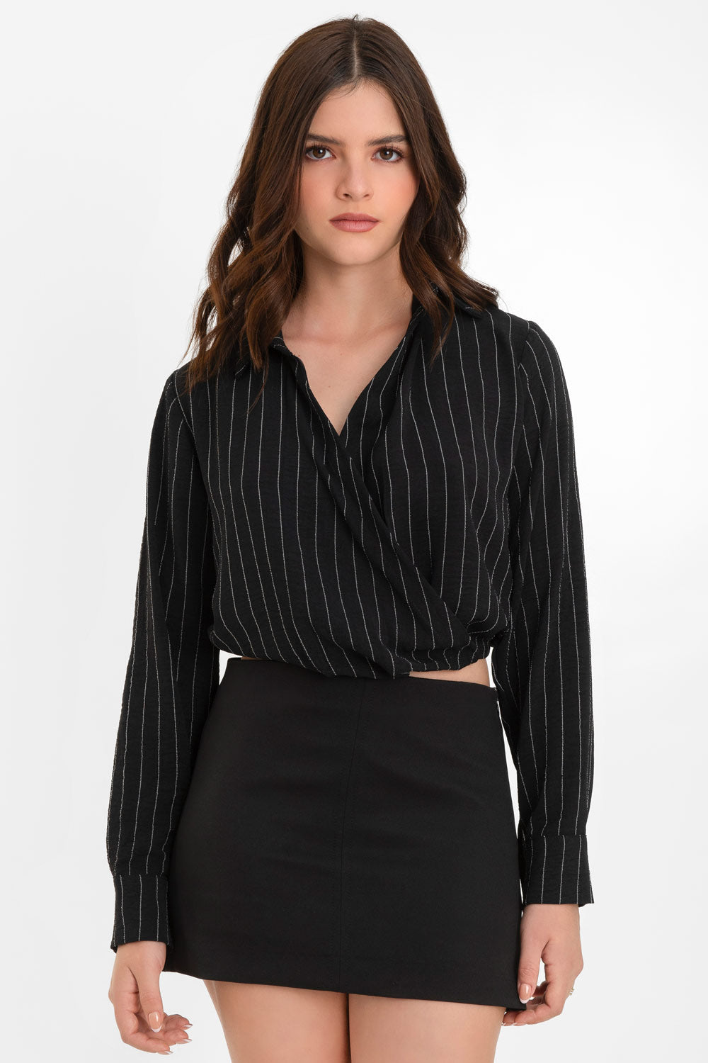 Blusa corta de estampado rayas, cuello camisero, manga larga con puño abotonado, escote v cruzado y elástico posterior en bajo.