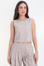 Blusa corta de fit recto, cuello redondo, sin mangas, pinzas frontales y cierre lateral con cremallera oculta.
