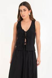 Blusa de fit recto, sin mangas, escote v redondeado y cierre frontal con lazos amarrables.