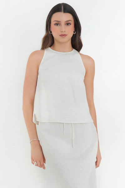 Blusa de lino, fit recto, cuello redondo, sin mangas, cierre posterior con botón y ojal.