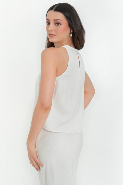 Blusa de lino, fit recto, cuello redondo, sin mangas, cierre posterior con botón y ojal.