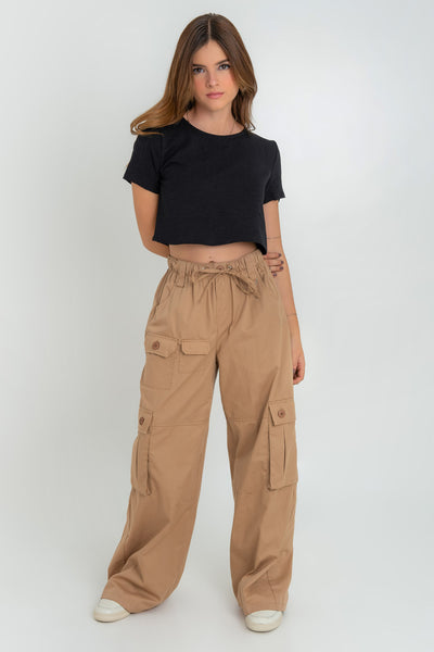 Blusa corta de fit ligeramente oversized, de cuello redondo, manga corta y cierre posterior con botón y ojal.