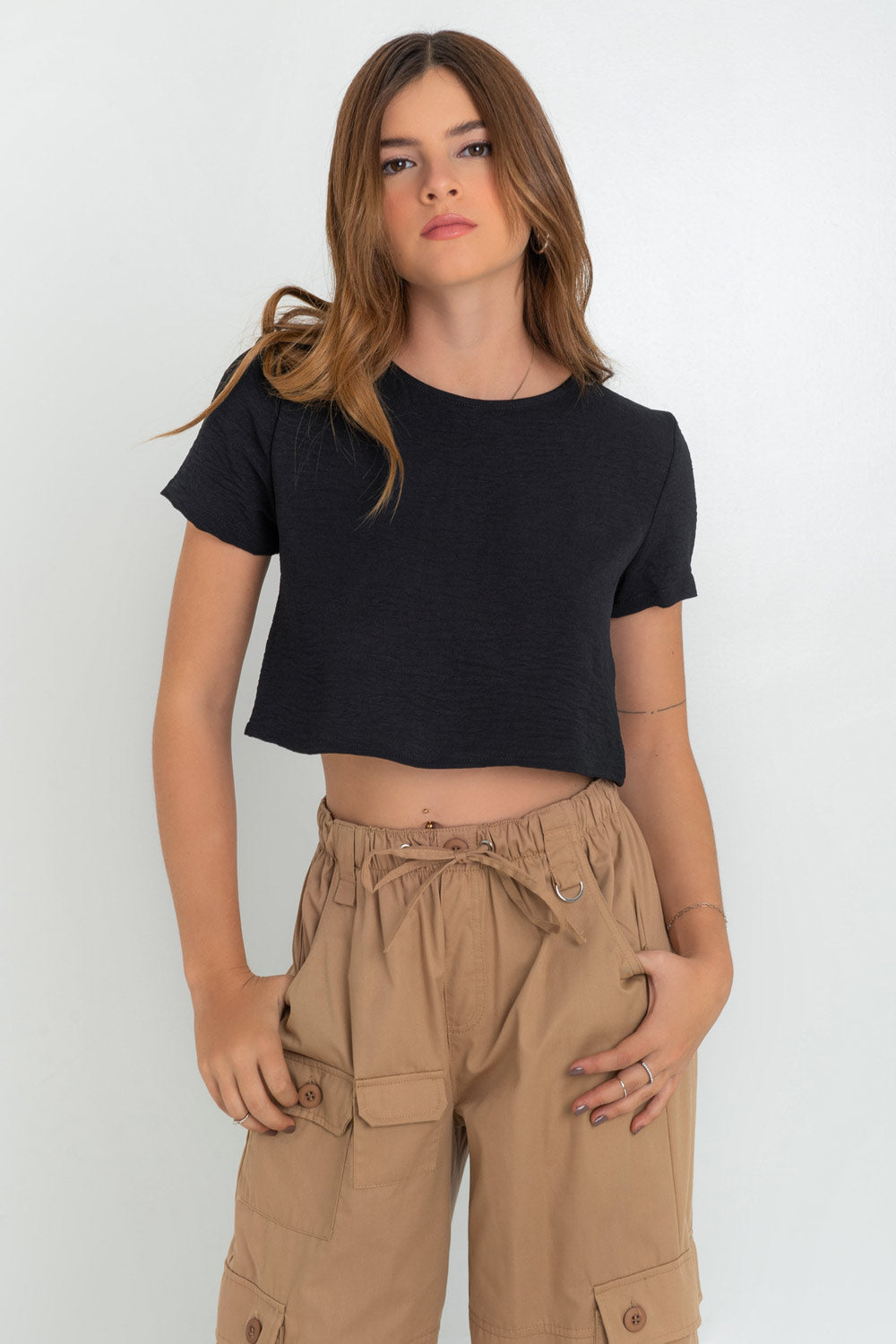 Blusa corta de fit ligeramente oversized, de cuello redondo, manga corta y cierre posterior con botón y ojal.