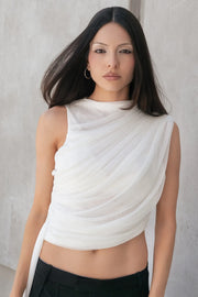 Blusa de mesh con plisados decorativos frontales, cuello mock, sin manags, y detalle decorativo lateral.