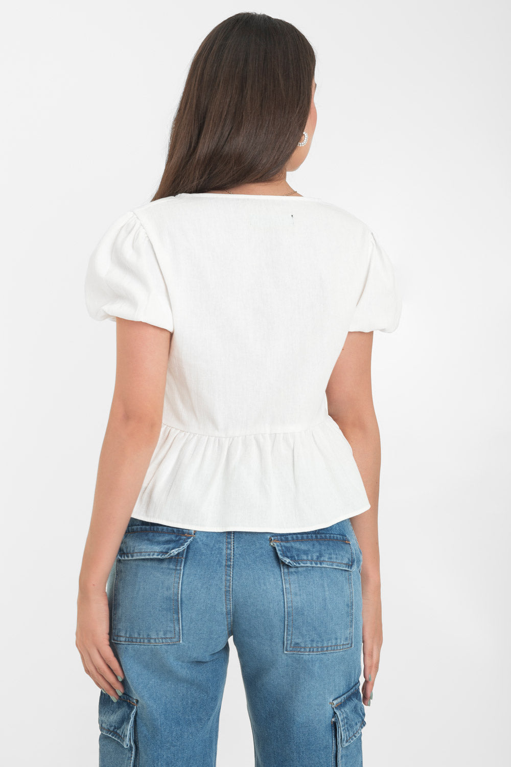 Blusa de manga corta abullonada con rib elástico en bordes, escote v y cierre frontal con lazos amarrables. Detalle de peplum con olanes en bajo.