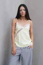 Blusa fluida larga de tirantes delgados ajustables, escote v con escote decorativo en contraste, cut out diagonal y bajo asimétrico frontal.