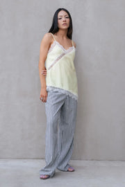 Blusa fluida larga de tirantes delgados ajustables, escote v con escote decorativo en contraste, cut out diagonal y bajo asimétrico frontal.