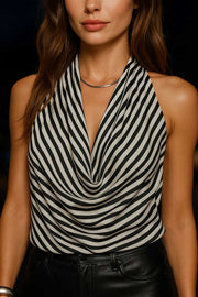 Blusa corta de estampado rayas, cuello halter, escote fluido frontal y en espalda.