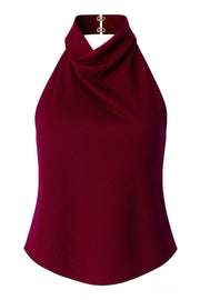 Blusa de cuello halter con escote fluido, sin mangas, escote en espalda, cierre posterior con botón y ojal.