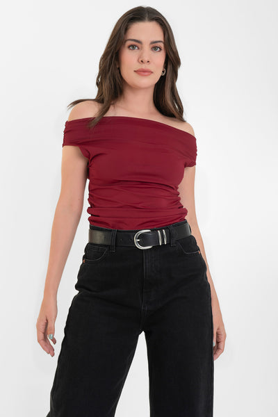 Blusa de fit ajustado, manga corta seguida con plisados en laterales, hombros descubiertos, plisados en costados y escote recto.