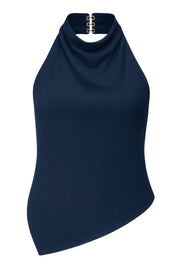 Blusa halter de cuello alto fluido, sin mangas, fit recto, escote en espalda y bajo asimétrico frontal. Cierre posterior con broche oculto.