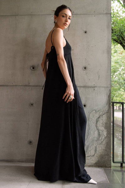 Blusa larga de fit fluido, tirantes delgados con nudo ajustable, escote v con cortes, abertura frontal y cierre con botón.