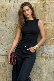 Blusa corta de fit ajustado, sin mangas, cuello redondo, pinzas frontales y cut out en espalda con lazo amarrable posterior. Cierre posterior con broche.