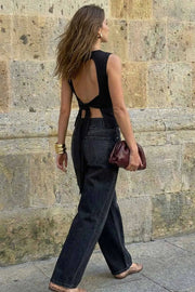 Blusa corta de fit ajustado, sin mangas, cuello redondo, pinzas frontales y cut out en espalda con lazo amarrable posterior. Cierre posterior con broche.