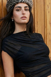 Blusa de mesh, fit ajustado, plisados en costado y hombros, cuello mock seguido, detalle decorativo de capa con plisados y manga corta seguida.