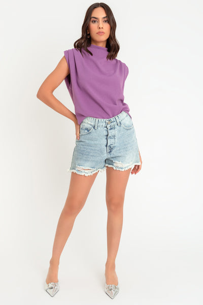 Blusa de fit oversized, sin mangas y cuello alto con detalles plisados en hombros.