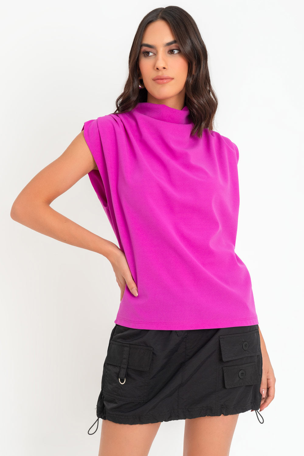 Blusa de fit oversized, sin mangas y cuello alto con detalles plisados en hombros.