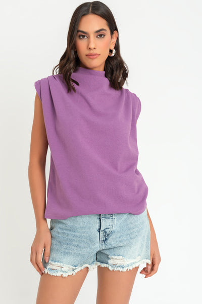 Blusa de fit oversized, sin mangas y cuello alto con detalles plisados en hombros.