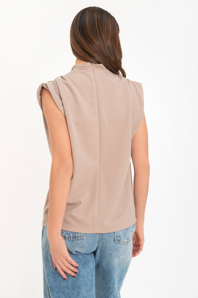 Blusa de fit oversized, sin mangas y cuello alto con detalles plisados en hombros.