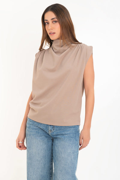 Blusa de fit oversized, sin mangas y cuello alto con detalles plisados en hombros.