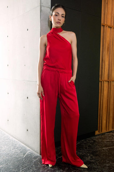 Blusa satinada asimétrica de fit recto, sin mangas, escote diagonal con detalle de choker cruzado.