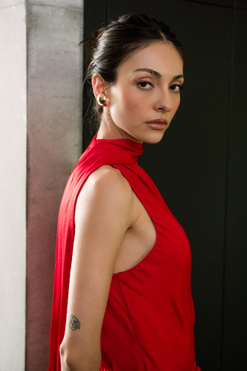 Blusa satinada asimétrica de fit recto, sin mangas, escote diagonal con detalle de choker cruzado.