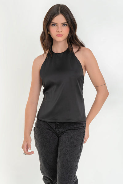 Blusa satinada de fit recto, cuello redondo halter, sin mangas y escote en espalda con lazo amarrable inferior. Cierre posterior con botón y ojal.