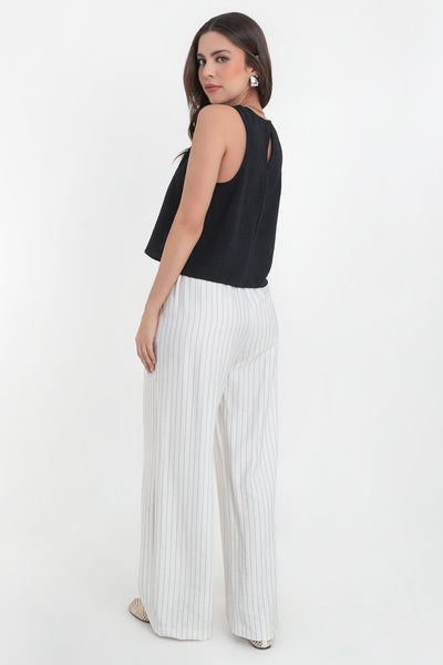 Blusa sin mangas de fit ligeramente oversized, cuello redondo y cierre posterior con botón y ojal.