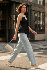 Blusa corta de tirantes delgados ajustables, escote v con olanes en borde, cortes frontales con plisados, peplum con olanes en bajo y cierre frontal con lazos amarrables.