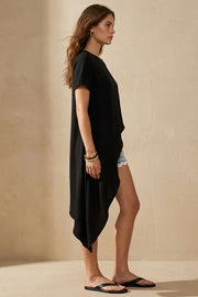 Túnica de manga corta, cuello redondo, bajo lateral asimétrico y corte amplio.
