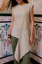 Blusa túnica de fit fluido, manga corta seguida, cuello redondo, detalle decorativo asimétrico en bajo lateral, cierre posterior con botón y ojal.