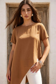 Blusa de fit recto, manga corta, cuello redondo y bajo diagonal asimétrico.