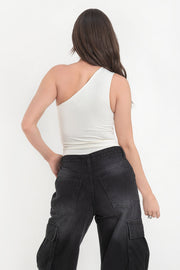 Body asimétrico de fit ajustado, un hombro con plisados, sin mangas, escote diagonal y cierre inferior.