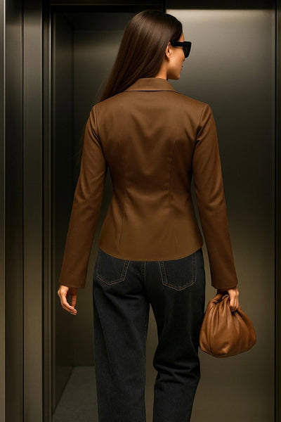 Camisa ajustada de cuello camisero, manga larga con amplitud y abertura en puños. Cierre frontal con hilera de botones.