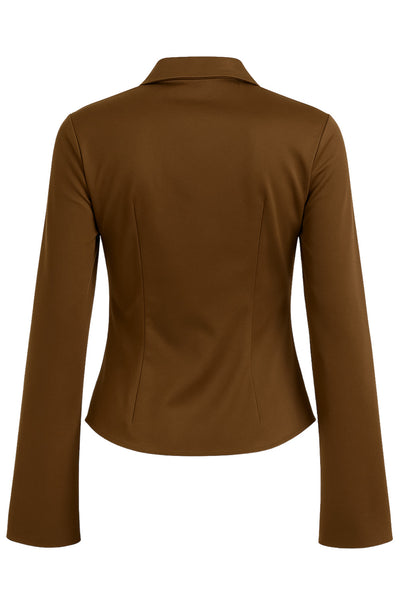 Camisa ajustada de cuello camisero, manga larga con amplitud y abertura en puños. Cierre frontal con hilera de botones.