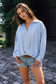 Camisa oversized de estampado rayas, cuello camisero, manga larga con puño abotonado, fit abullonado y escote v.