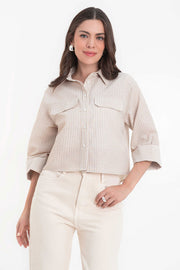 Camisa corta de estampado rayas, fit recto, manga 3/4 amplia con doblez en puño, bolsillos frontales con cartera, cuello camisero, pinza de amplitud en espalda y cierre frontal con hilera de botones.