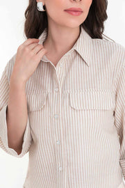 Camisa corta de estampado rayas, fit recto, manga 3/4 amplia con doblez en puño, bolsillos frontales con cartera, cuello camisero, pinza de amplitud en espalda y cierre frontal con hilera de botones.