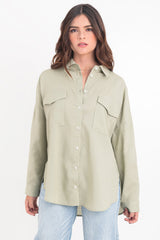 Camisa de lino oversized con bolsillos frontales
