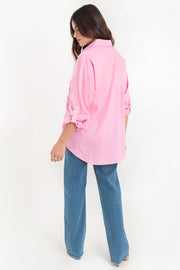 Camisa de lino, fit oversized, cuello camisero, manga larga con puño abotonado y trabillas ajustables, bolsillos frontales de parche con cartera y bajo curveado. Cierre frontal con hilera de botones.