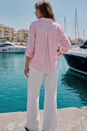 Camisa corta de fit recto, manga larga rolled up con trabilla ajustable, cuello camisero, cruce frontal con escote v y nudo decorativo en bajo. Detalle de bajo curveado y pinza de amplitud en espalda.