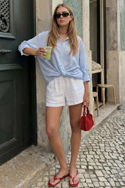 Camisa corta de estampado rayas, fit recto, manga larga rolled up con trabilla ajustable, cuello camisero, cruce frontal con escote v y nudo decorativo en bajo. Detalle de bajo curveado y pinza de amplitud en espalda.