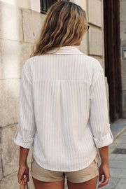 Camisa corta de estampado rayas, fit recto, manga larga rolled up con trabilla ajustable, cuello camisero, cruce frontal con escote v y nudo decorativo en bajo. Detalle de bajo curveado y pinza de amplitud en espalda.