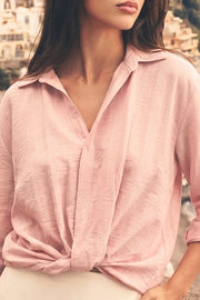 Camisa corta de estampado rayas, fit recto, manga larga rolled up con trabilla ajustable, cuello camisero, cruce frontal con escote v y nudo decorativo en bajo. Detalle de bajo curveado y pinza de amplitud en espalda.