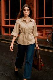 Camisa de fit oversized, manga 3/4 amplia con doblez en puños, cuello camisero y jareta ajustable en cintura. Cierre frontal con hilera oculta de botones.
