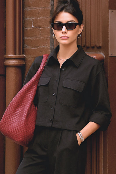 Camisa corta de estilo utilitario. Corte recto, silueta amplia y largo crop. Frente con cuello camisero clásico, tapeta de botones y dos bolsillos con tapa en el pecho. Espalda con canesú y tablón central invertido.