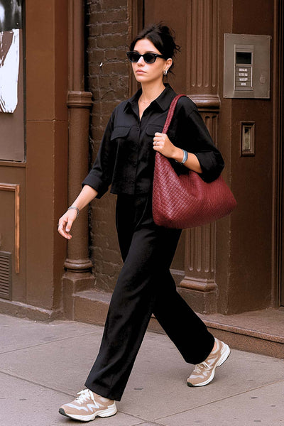 Camisa corta de estilo utilitario. Corte recto, silueta amplia y largo crop. Frente con cuello camisero clásico, tapeta de botones y dos bolsillos con tapa en el pecho. Espalda con canesú y tablón central invertido.