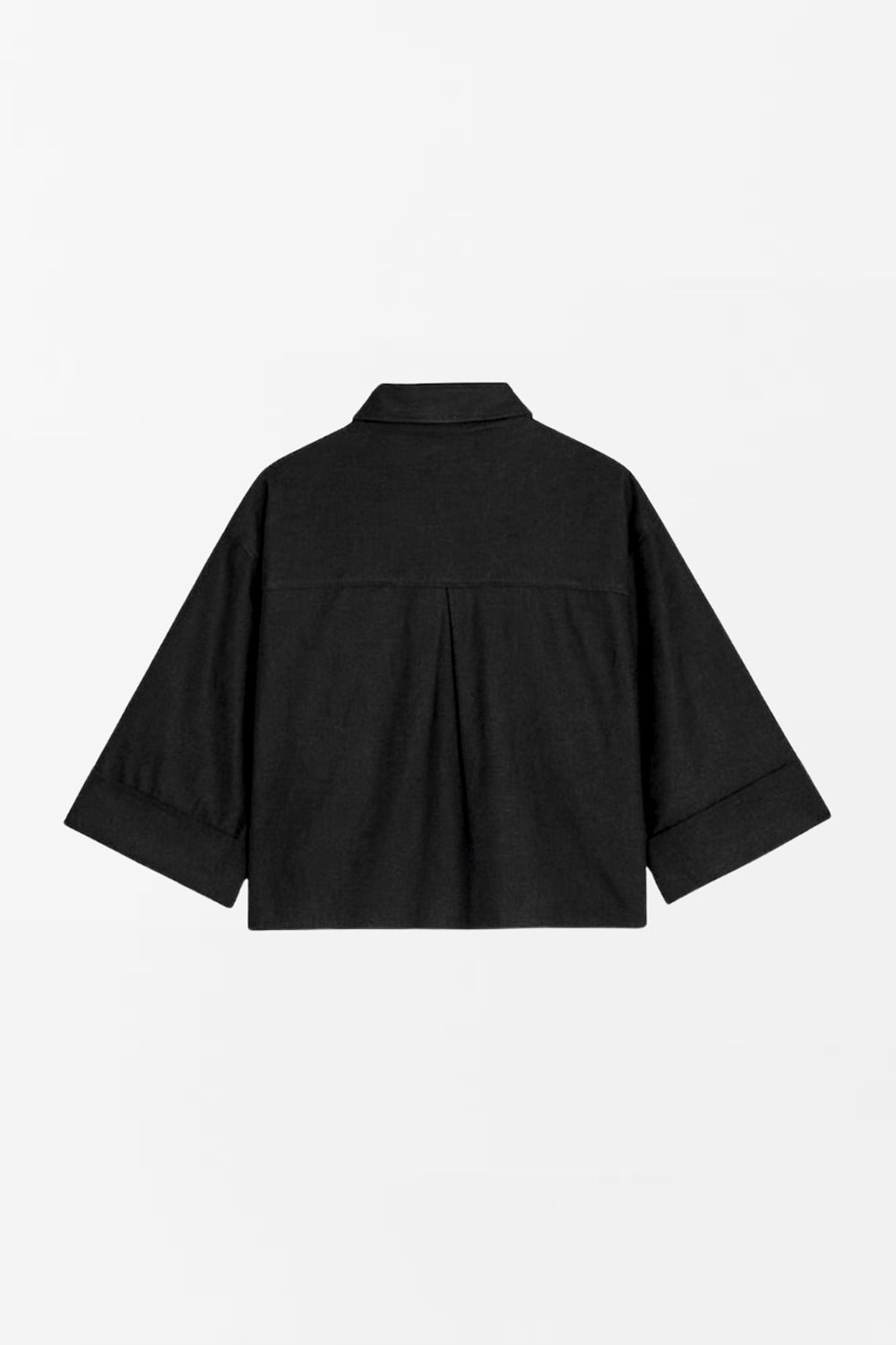 Camisa corta de estilo utilitario. Corte recto, silueta amplia y largo crop. Frente con cuello camisero clásico, tapeta de botones y dos bolsillos con tapa en el pecho. Espalda con canesú y tablón central invertido.