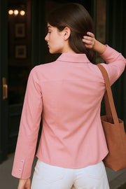 Camisa de fit ajustado, cuello camisero, manga larga amplia con botones, pinzas, bajo curveado y cierre frontal con hilera de botones.