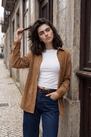 Camisa de pana, fit oversized, cuello camisero, manga larga con puño abotonado y bajo curveado. Cierre frontal con hilera de botones en contraste.